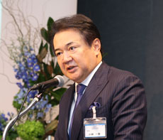 写真：第36回 表彰・贈呈式より──小林一俊理事長 挨拶